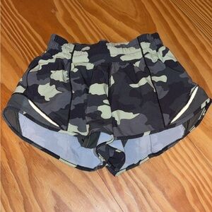 Lululemon Hotty Hot Low-Rise Lined Short 2.5